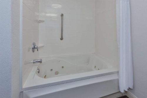 Hampton Inn By Hilton Waterbury image 12
